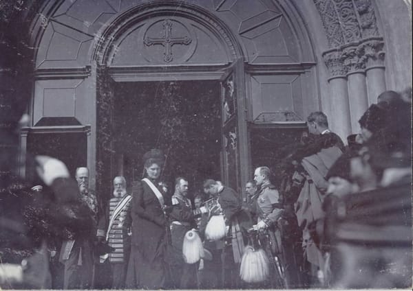 Император Николай II и императрица Александра Федоровна покидают траурную мессу в лютеранской церкви Петра и Павла на Невском проспекте в Санкт-Петербурге