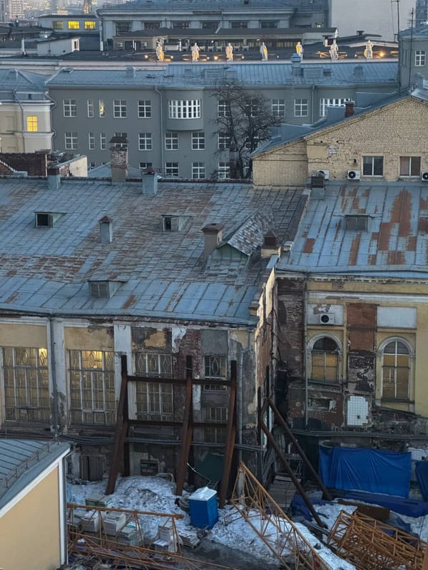 Получается, это у нас в таком печальном состоянии тыльный фасад некогда знаменитого дворца графа Кирилла Григорьевича Разумовского, выстроенного в 1780-е