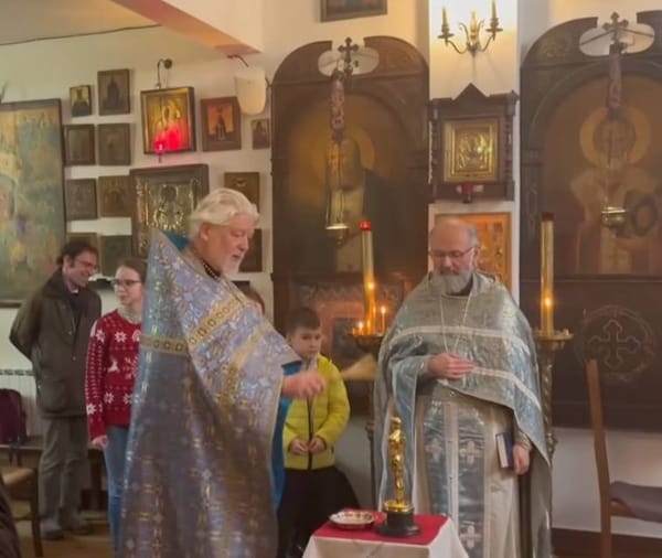 С одной стороны, много вопросов к происходящему в кадре: зачем освещать статуэтку Оскар в храме и зачем делать из этого шоу?