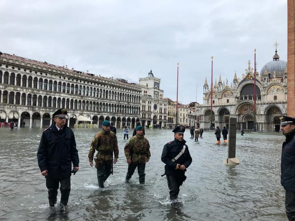 памятники Венеции очень сильно пострадали, но вода все еще не отступает