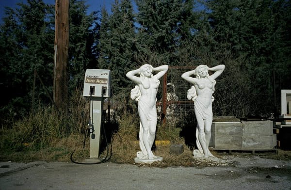 Заправка в Греции, фото Димитрия Меллоса, 2006 год