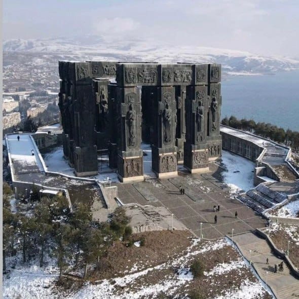 Совершенно эпический мемориальный комплекс в Грузии