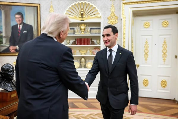 Легким движением руки Дональд Трамп превращается в элегантного туркменбаши, чье лицо стояло одновременно на банкнотах, школьных учебниках и государственных документах, а месяцы календаря были переименованы в его честь