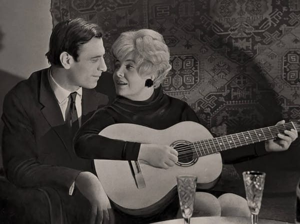 Кто-нибудь может объяснить, почему здесь половина фотографии дорисована?