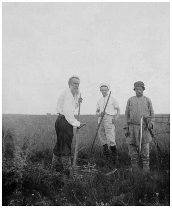Лев Толстой, землемер и крестьянин Прокофий Власов в Ясной Поляне в 1890 году