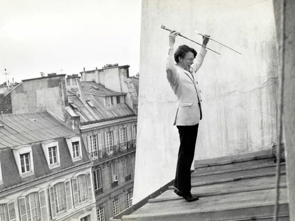 Американский живописец Гарольд Стивенсон (1929–2018) на парижской крыше в 1962 году