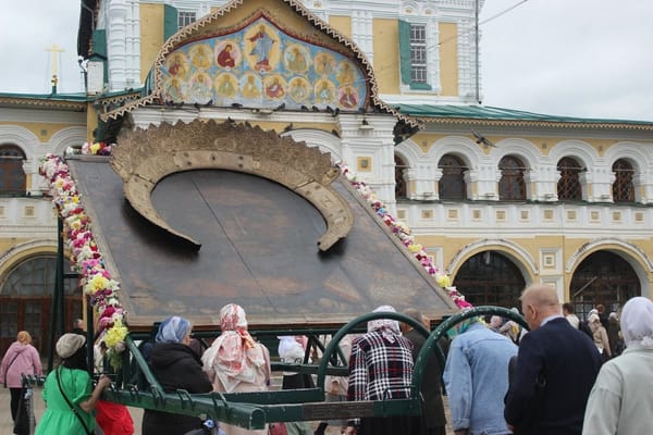 В Тутаеве больше двух тысяч человек прошли крестным ходом по правому берегу Волги с иконой, которую поднимают на руки тридцать мужчин