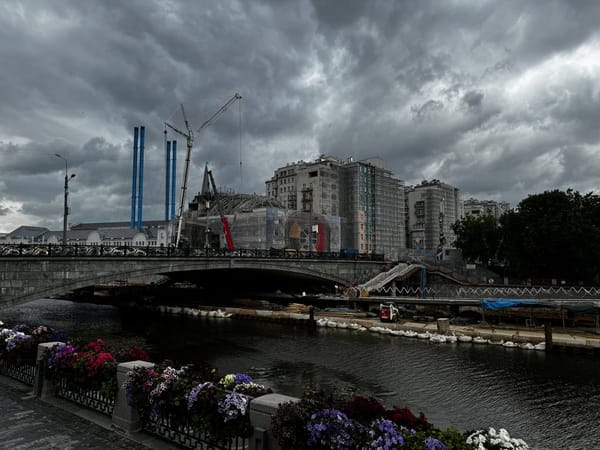 Нравится наблюдать за строительством пешеходного моста вдоль Болотной набережной