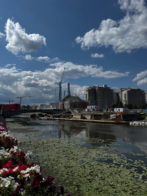 Продолжаю наблюдать за своим излюбленным строящимся объектом в Москве, пешеходным мостом на Болотной набережной