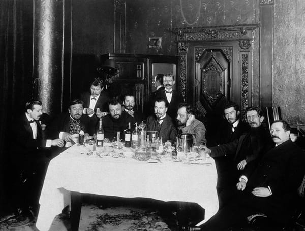 На фотокарточке 1910-х годов, снятой мастером репортажа Иосифом Оцупом в Санкт-Петербурге, Александр Куприн сидит вторым слева за накрытым столом