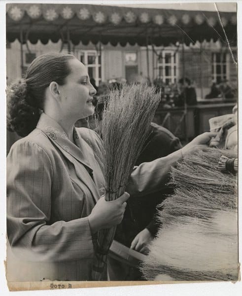 Москвичка выбирает веник на центральном рынке в 1958 году