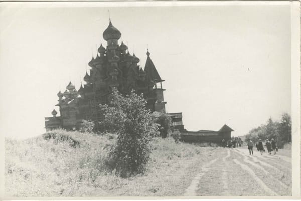 Церковь Преображения Господня, 37-метровый деревянный храм 1714 года на острове Кижи в Карелии