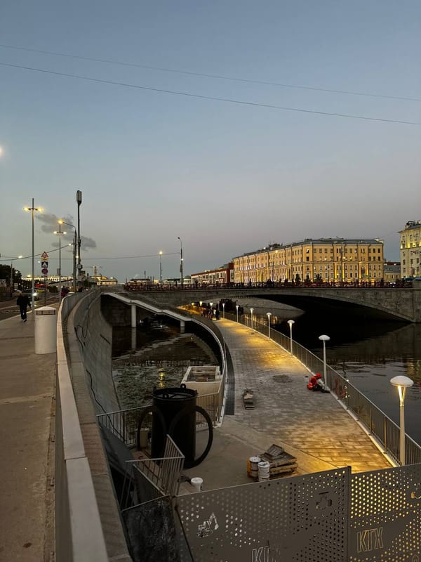Мост вдоль Болотной набережной, за строительством которого мы следим с самой весны, наконец-то готов