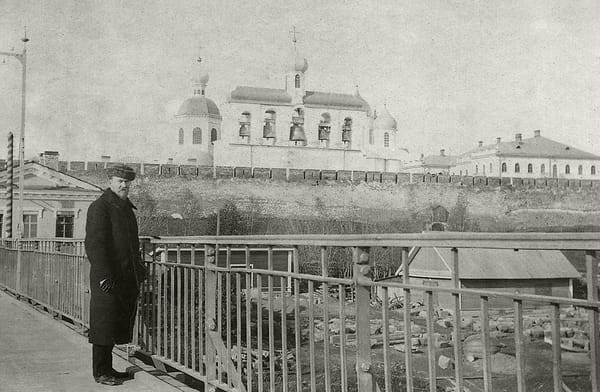 Во время одной из совместных поездок - в сентябре-октябре 1903 года - Дмитрий Стеллецкий сфотографировал Бориса Кустодиева на мосту через реку Волхов на фоне Новгородского Кремля с Софийской звонницей