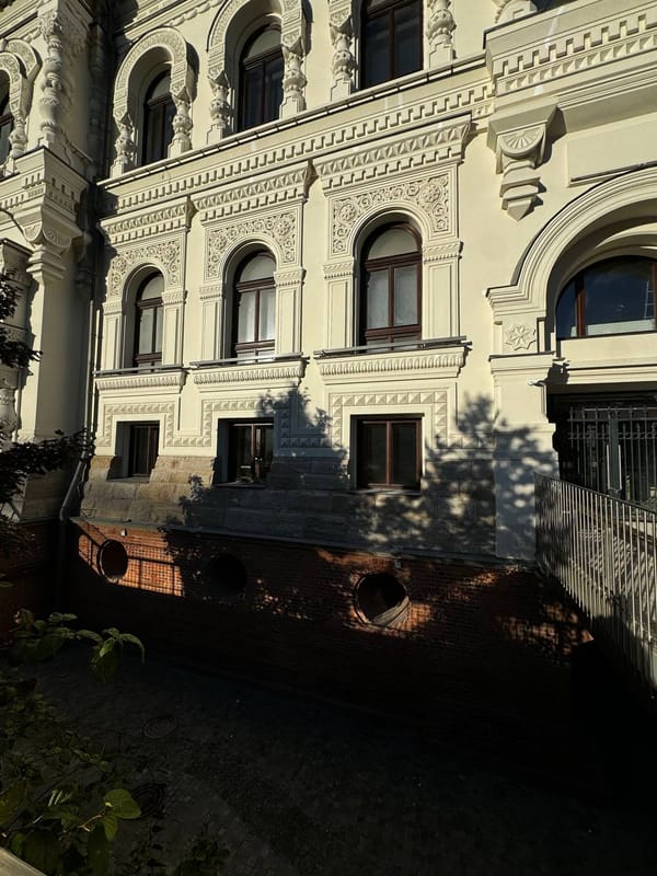 Недавно в тёрнс писал про Политехнический музей, интересуясь, когда его откроют, на что пришёл человек, который стал утверждать, что к музею пристроили ещё один этаж - внимание - снизу!