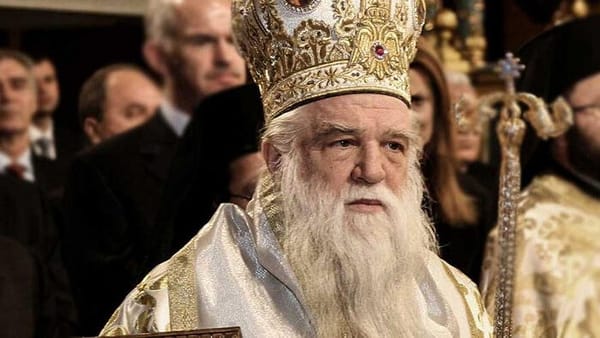Постоянный священный синод Элладской церкви под председательством архиепископа Афинского и всей Эллады Иеронима единогласно отменил награду, вручённую митрополиту Амвросию, бывшему главе Калавритской митрополии, всего через две недели…