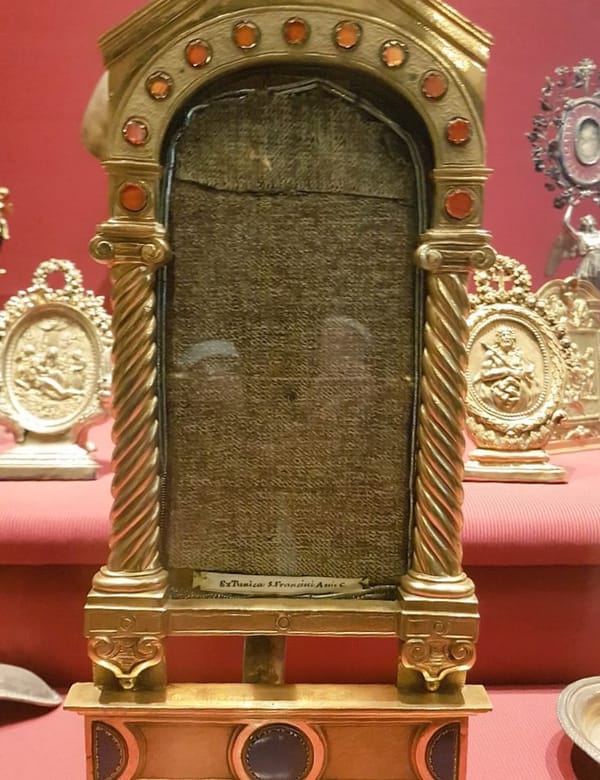 В Матери всех церквей мира, Латеранской базилике в Риме, где служит и заседает на кафедре Папа Римский, хранится настоящее собрание христианских святынь