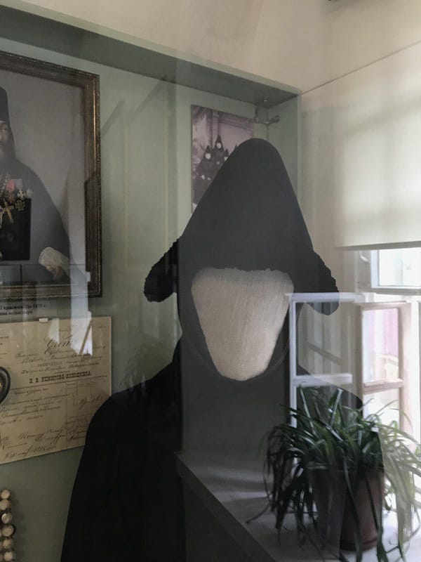 Женский монашеский колпак 1910-х годов с отделкой из шёлковых нитей во Владимиро-Суздальском музее