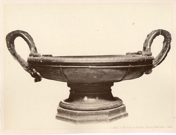 Старинная фотография большой порфировой вазы с двумя ручками на восьмигранном основании, в подписи указан Национальный музей Неаполя.