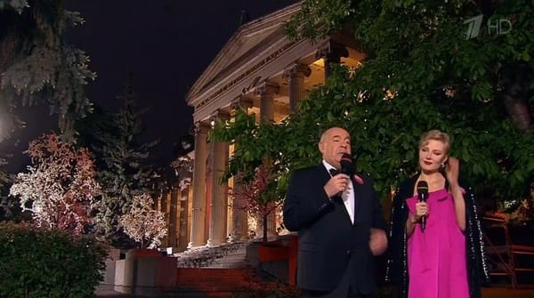 Тем временем по первому каналу роскошный концерт в честь 180-летия Пушкинского музея