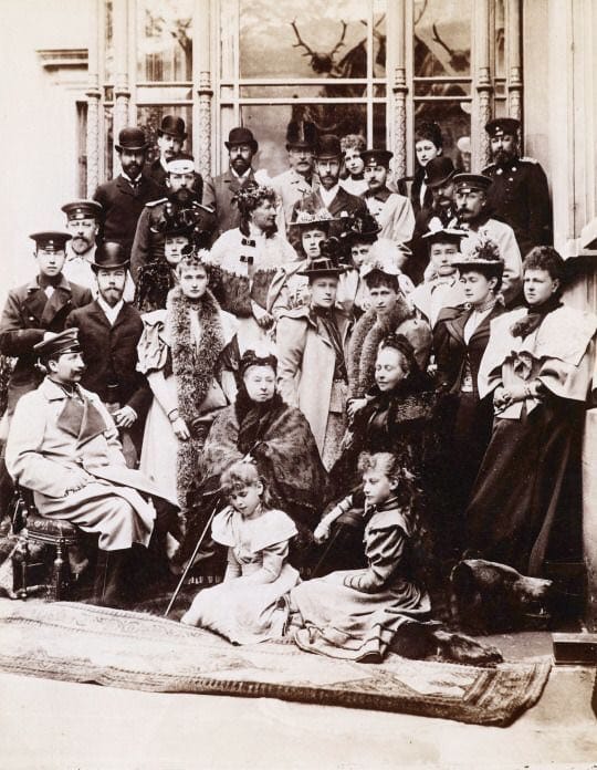 Королева Виктория, Эдуард VII, кайзер Вильгельм II и цесаревич Николай с невестой Алисой Гессенской и другие - в Кобурге 21 апреля 1894 года на свадьбе принцессы Виктории Мелита и Эрнста Гессенского