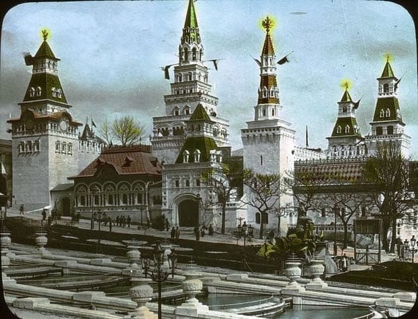 Один из красивейших павильонов - в самом центре Парижа