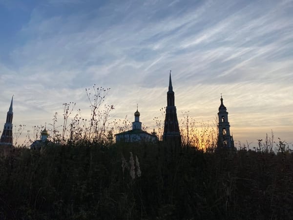 Побывав в Коломне, было бы глупостью не посетить место впадения Москвы реки в реку Оку, тем более что это фактически в городской черте