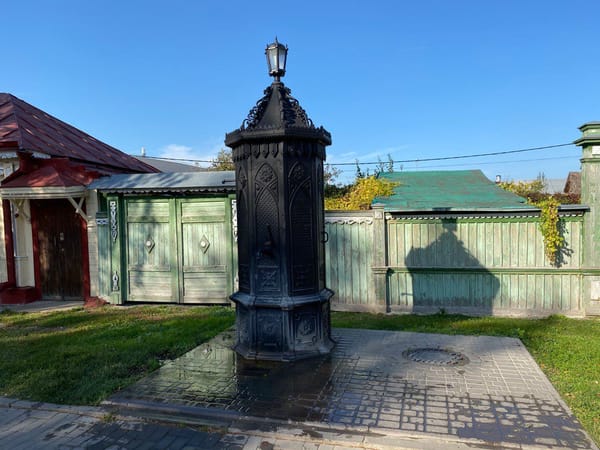 Колонка 1902 года в центре Коломны, дар почетной гражданки Шевлягиной, работает до сих пор