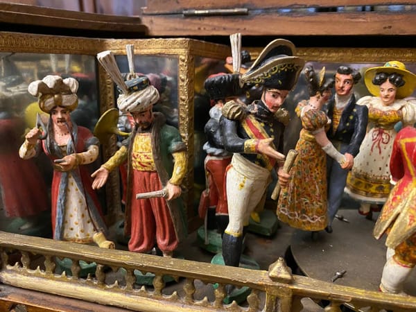 Фигурки старинной шарманки