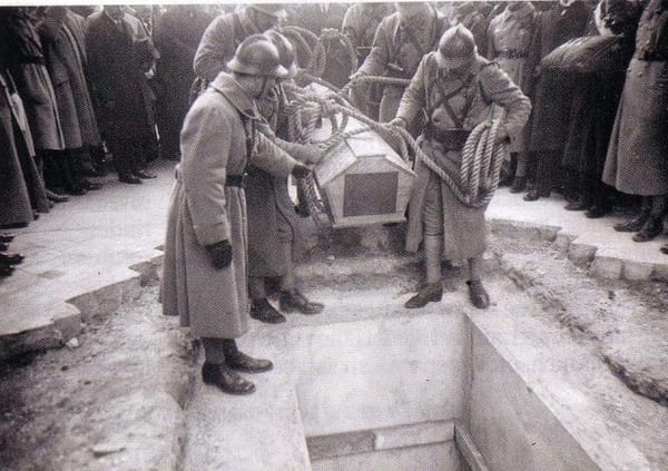 Похороны Неизвстного Солдата под Триумфальной аркой в Париже в 1921 году