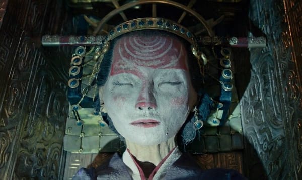 Погребальная маска полулегендарной императрицы Химико из фильма «Tomb raider: Лара Крофт» полностью повторяет реальную женскую маску из могильника Оглахты в Хакасии