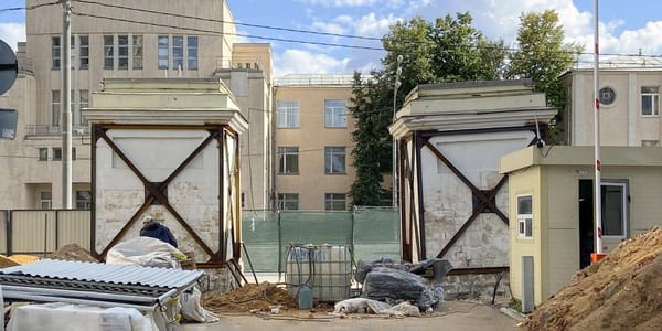 Специалисты выправляют крен пьедесталов ворот в стиле позднего ампира