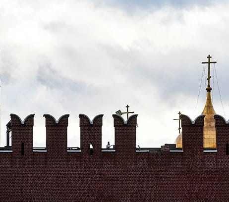 Ураган 1998 года разрушил несколько зубцов Кремлёвской стены, всего их 1044