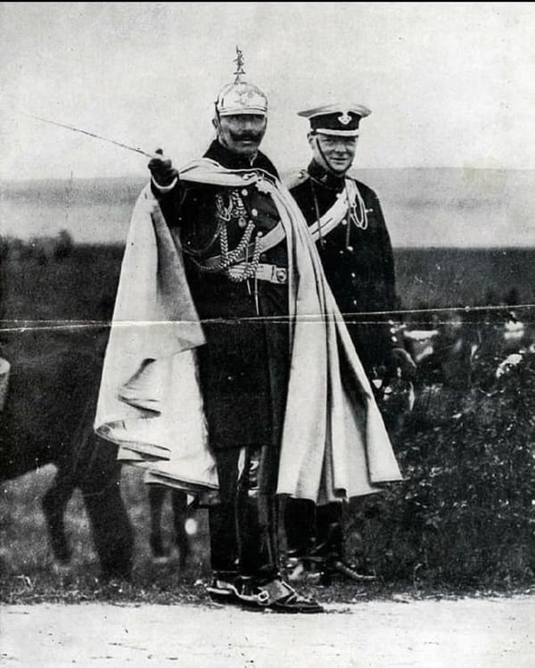 Глядя на эту фотографию 1909 года с сэром Уинстоном Черчиллем, тогда майором и парламентарием, и кайзером Вильгельмом II, думаю не о истории и политике, а о том, как было бы хорошо вернуть в мужскую моду кейпы как у Вильгельма