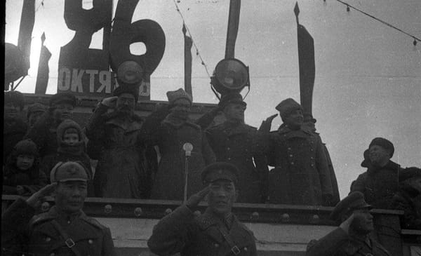 Монгольский Сталин Хорлогийн Чойбалсан (1895-1952) получил матроним, так как был незаконнорожденным сыном пастушки Хорло
