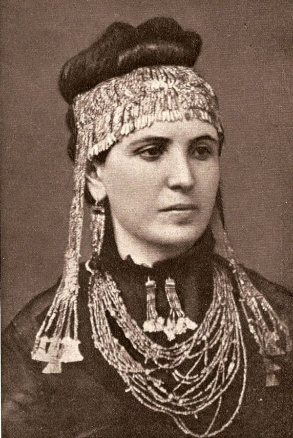 София Шлиман в 1874 году в диадеме из сокровищ Приама, тайно вывезенных из Трои