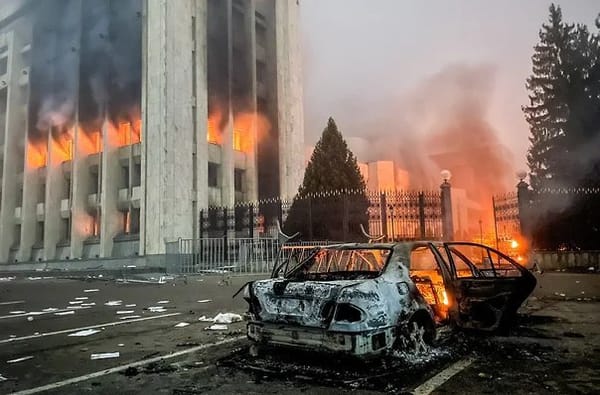 Боковые корпуса акимата Алма-Аты сейчас и тогда