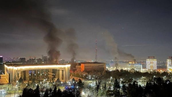 Вид на Новую площадь в Алма-Ате сейчас - с юго-востока, тогда - с юго-запада