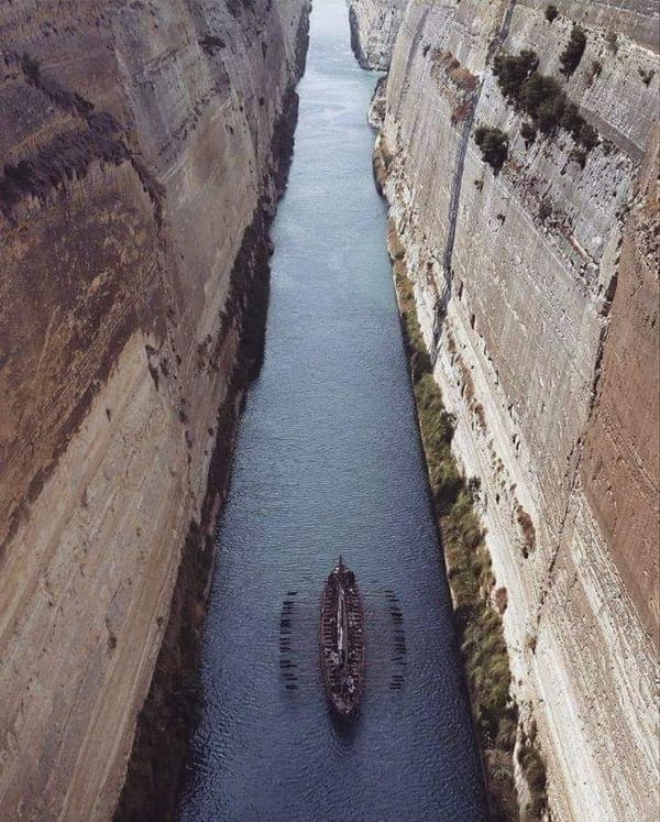 Если Коринфский канал между Эгейским и Ионическим морем открыли в 1893 году, то как у BBC оказался этот снимок плывущего по каналу корабля Арго, на котором Ясон и аргонавты из 27 государств ЕС отправились в поисках Золотого руна?