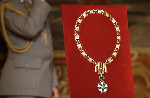 Золотая цепь ордена Почетного легиона 1953 года и звенья президента Макрона
