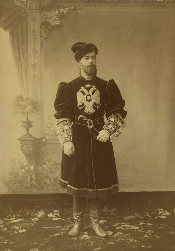 На костюмированный бал 1894 года у графа Шереметьева Цесаревич Николай пришел в костюме сокольничего