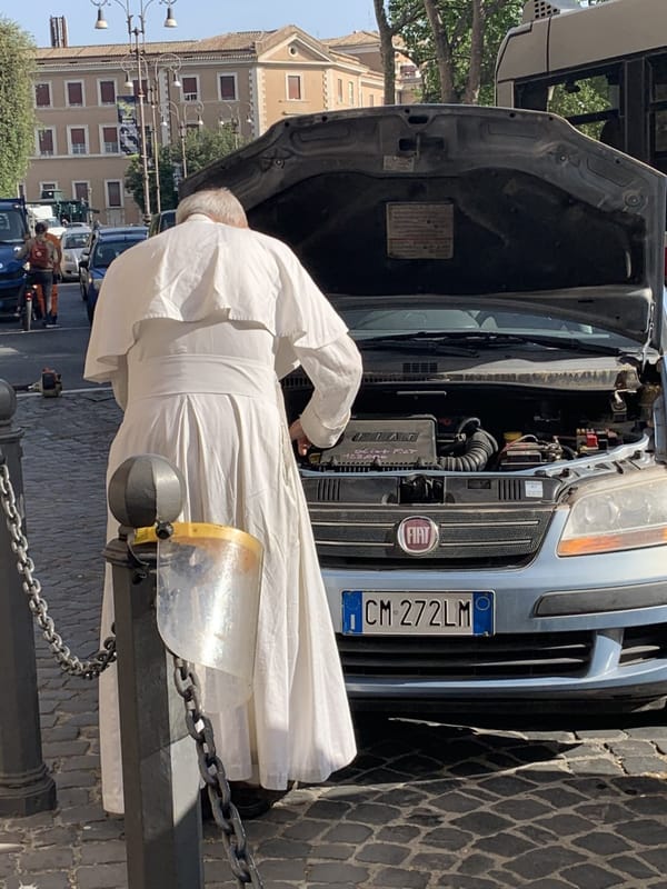 Фото Папы Франциска I, который разбирается с неполадкой в старом фиате