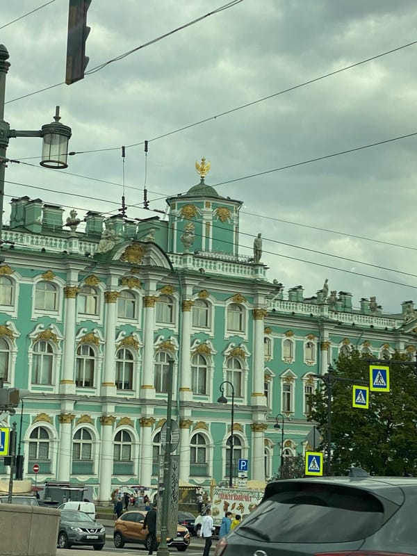 Если посмотреть на Зимний дворец от начала Невского проспекта, с Дворцового моста или из сквера у западного фасада, невозможно не заметить возвышающуюся над общим объемом башню