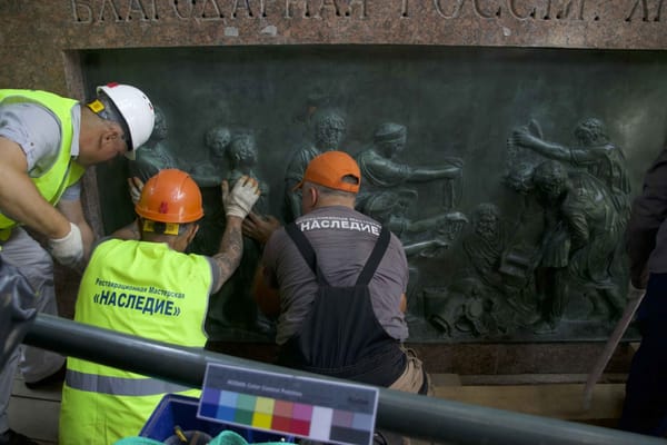 В 2001 году из-за падения заднего барельефа с постамента памятнику Минину и Пожарскому погиб человек: гость столицы пытался забраться на памятник по барельефу, тогда медная конструкция начала разваливаться - мужчина упал, а сверху на него…