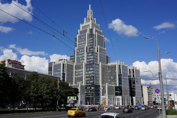 Не раз приходилось слышать "Какое ужасное здание!" о бизнес-центре 2003 года на Оружейном переулке в Тверском районе Москвы (1 и 2 фото)