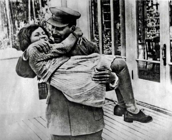 Сталин держит на руках свою дочь Светлану