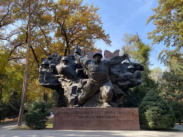 Велика Россия, а отступать некуда, позади Москва!