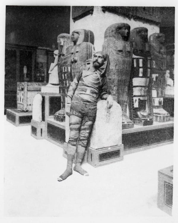 Испанский консул в Египте в 1880-е Эдуардо Тода-и-Гуэль в костюме мумии и коллекция египетских древностей, собранная им и проданная в 1887 году в количестве 1300 предметов Национальному археологическому музею Испании