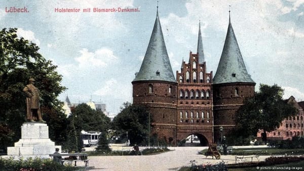 Самые знаменитые после Бранденбургских ворота в Германии - Любекские, XV века (Любек - столица ганзейского союза)