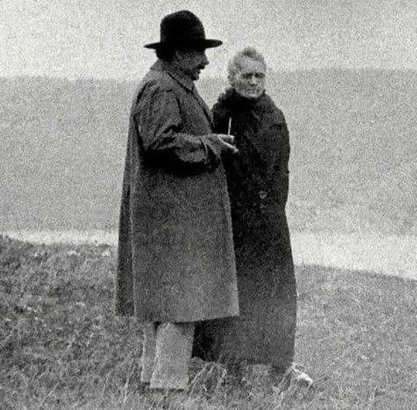 Альберт Эйнштейн (E) и Мария Кюри (MC) в квадрате, 1929 год